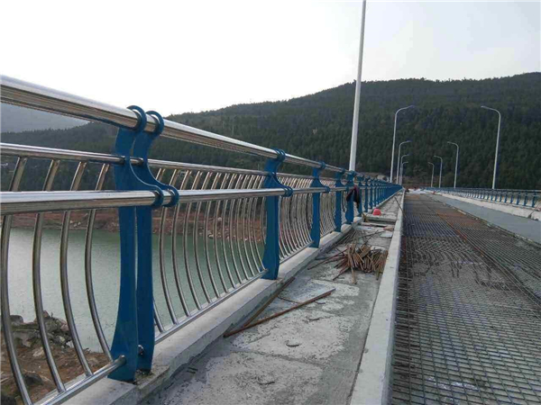 德阳不锈钢桥梁护栏的特点及其在桥梁安全中的重要作用