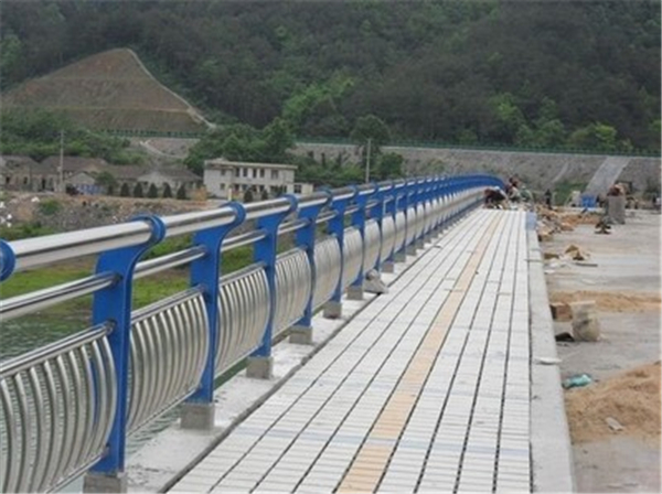德阳不锈钢桥梁护栏的特性及其在现代建筑中的应用